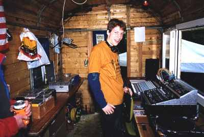 Armin beim Platten auflegen im Musikwagen. Grösserer Umfang von 15½ KB