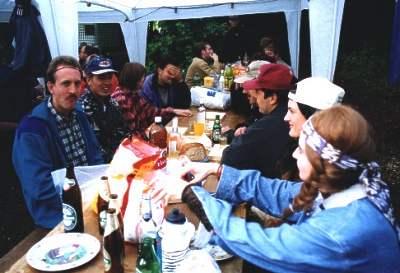 Gästeschar beim Picknicken in einem Pavillon. Grösserer Umfang von 21½ KB
