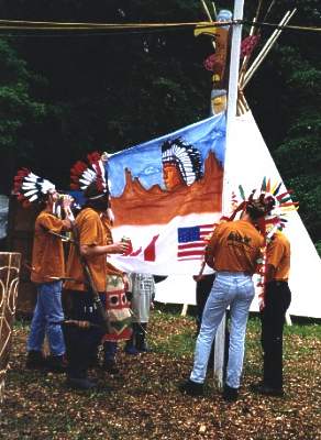 Die Partycrew zieht die Indianerflagge hoch. Grösserer Umfang von 24¾ KB