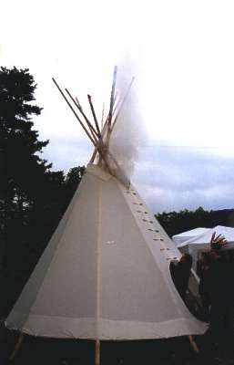 Selbstgebautes Tipi mit Rauch. Grösserer Umfang von 7¾ KB